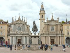 Piazza San Carlo a Torino con il monumento equestre di Emanuele Filiberto e le chiese gemelle sullo sfondo